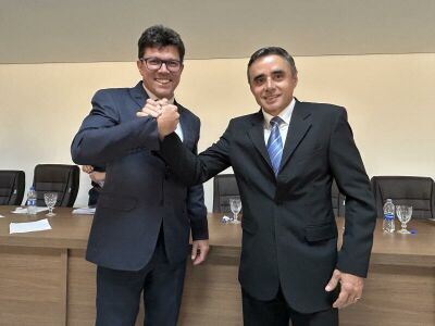 Imagem da notícia Transição temporária: Prefeito Delegado Cleverson se ausenta por 30 dias e vice Roni Cota assume comando de Costa Rica